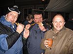 die Herren beim Essen und Trinken