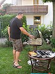 Steffen beim Grillen