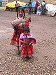 Indiokinder auf dem Weg nach Cuzco