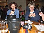 Petra und Kirstin bei der Weinprobe in Boschendal um 11:00