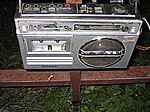 entlang des Weges waren solche Kofferradios installiert und �berall war Musik und franz�sische Texte zu h�ren