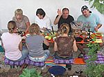 Kirstin, Nicola, Jens, Steffen, Henni, Kathrin und Conni beim Abendessen