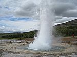 Strokkur beim Ausbruch (alle 5 Minuten)